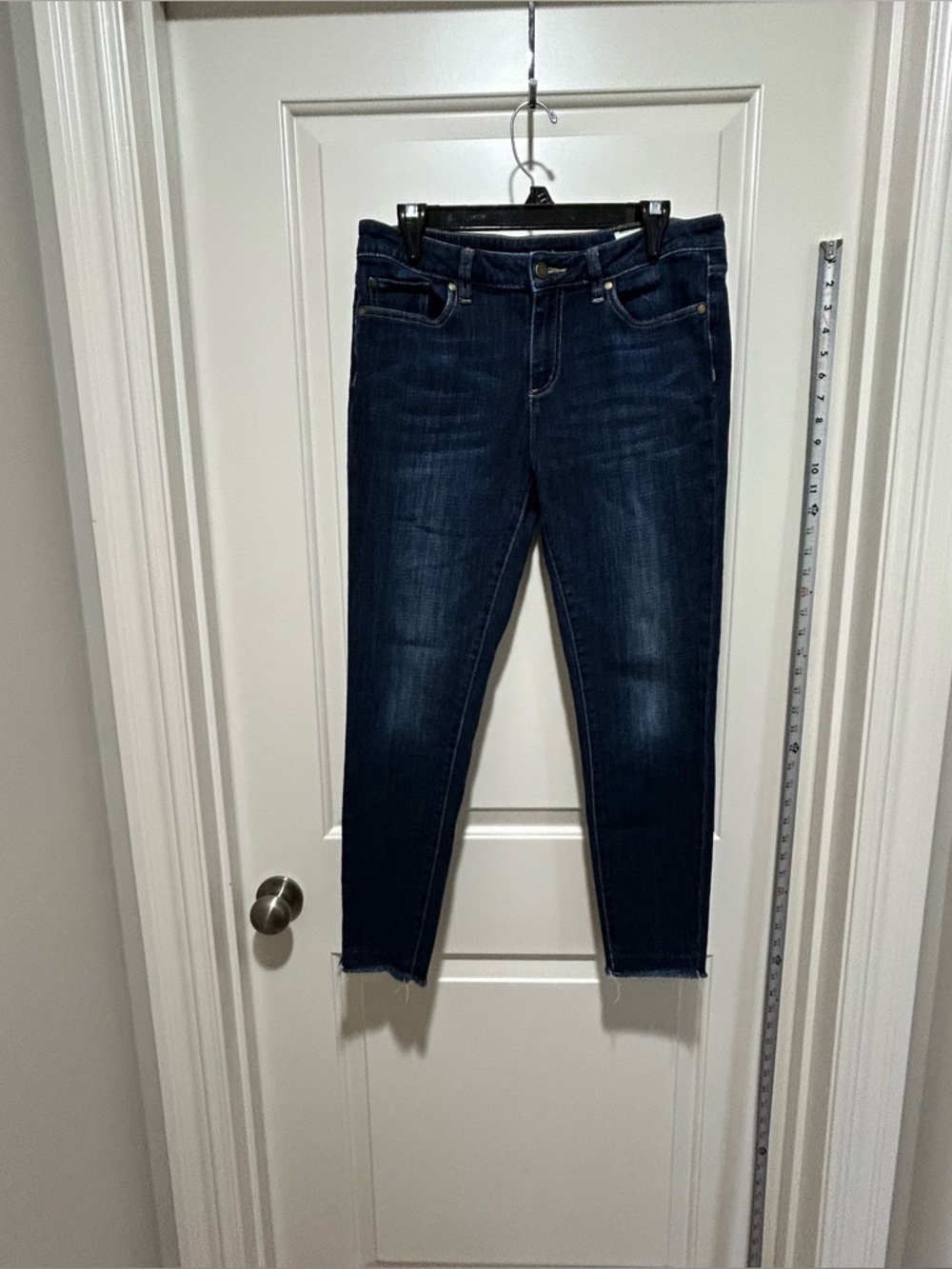 Two by Vince Camuto Women’s size 10/30 raw edge Dark Blue Skinny Jeans. Stretchy